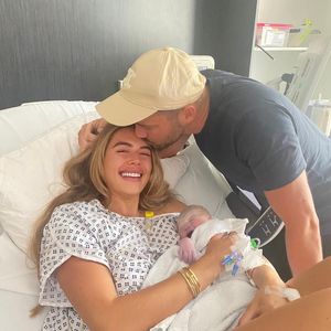 Arabella Chi teilt Einblicke in erste Momente mit Baby Gigi