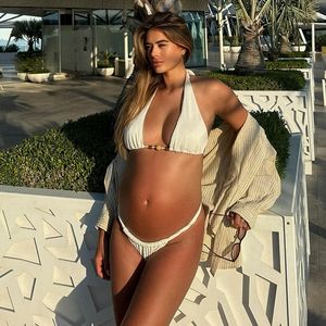 Arabella Chi zeigt stolz ihren wachsenden Babybauch in Dubai