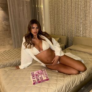 Arabella Chi zeigt ihren wachsenden Babybauch im Bikini