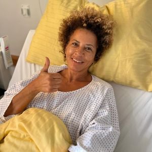 Arabella Kiesbauer meldet sich nach erneuter Bein-Operation!