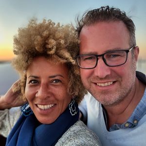 Arabella Kiesbauer teilt Pärchenfoto zum 20. Hochzeitstag