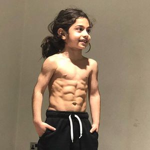 Dieser sechsjährige Fußballer zeigt sein krasses Sixpack!
