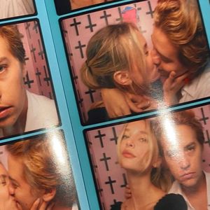 So süß feiern Cole Sprouse und seine Ari zweiten Jahrestag