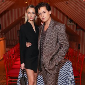 Pärchen-Debüt! Cole Sprouse mit Model-Freundin Ari auf Event