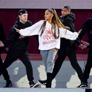Große Geste: Ariana Grande & Crew kriegen Manchester-Tattoo!