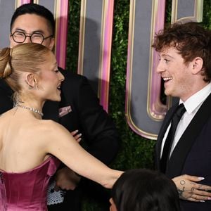 Ariana Grande begrüßt Ethan mit Händedruck bei SAG Awards
