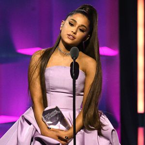 Wieder Oversize-Look: Ariana setzt pralles Fashion-Statement