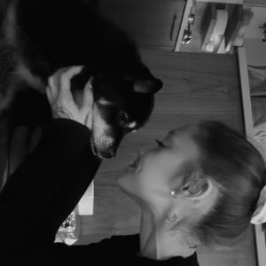 Ariana Grande trauert um ihre verstorbene Hündin Coco