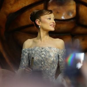 Ariana Grande gestaltete das "Wicked"-Hochzeitskleid mit