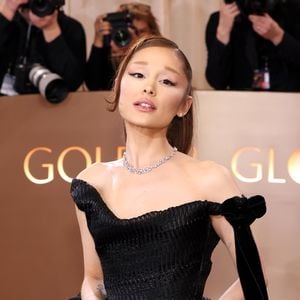 Foto-Fail: Modemagazin zeigt Ariana Grande mit extra Finger