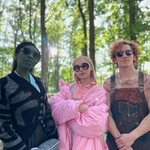 Mit Cynthia und Ari: Ethan Slater teilt "Wicked"-Erinnerung