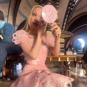 Ariana Grande teilt Behind-the-Scenes-Fotos vom "Wicked"-Set