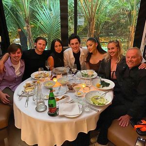 Beim Dinner mit Freunden: Ariana Grande und Dalton turteln