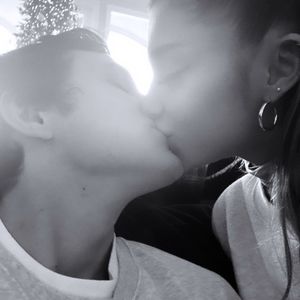 Ariana Grande zeigt Knutschfoto mit Freund Dalton im Netz