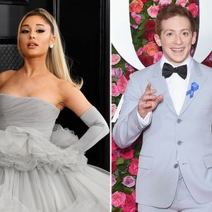 Ariana Grande und Ethan Slater Arm in Arm im Disneyland
