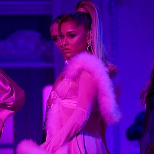 Nicht Mikey Foster! Ariana Grande knutscht Unbekannten
