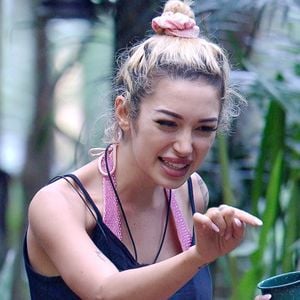 Ariel streitet sich heftig mit Mitcamper Patrick und Gil