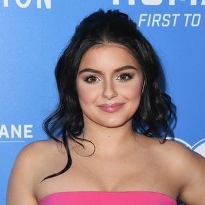 "Modern Family"-Star Ariel im Pamela Anderson-Gedächtnislook