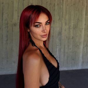 Ariel hat sich funkelnde Rückenpiercings stechen lassen