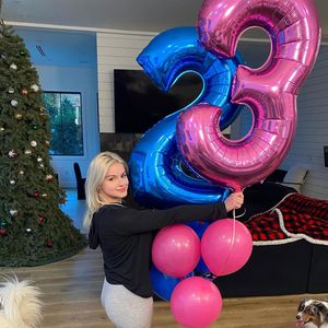 So süß gratulieren "Modern Family"-Kollegen Ariel Winter