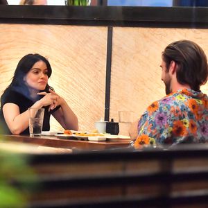 Fotos zeigen: Ariel Winter datete Fremden schon im Oktober!