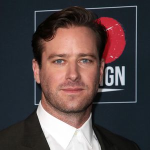 Warum? Armie Hammer trinkt Milch direkt aus Ziegen-Zitze