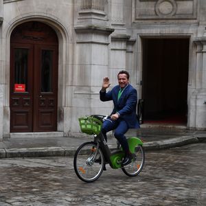Arnold Schwarzenegger strampelt mit dem Rad durch München