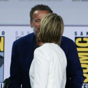 Auf Comic-Con: Arnold Schwarzenegger küsst seine Kollegin!