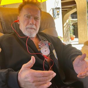 Arnold Schwarzenegger scherzt über seinen Herzschrittmacher!