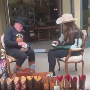 Von wegen Langeweile! Arnie verdonnert Tochter zum Schuhputz