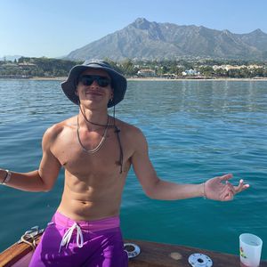 So heiß ist Netflix-"Élite"-Star Arón Piper als Oben-ohne-DJ