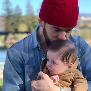 Süß! Nikki Bella teilt neues Foto von Artem und Sohn Matteo