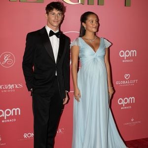 Arthur Leclerc begleitet Alexandra mit Babybauch zur Gala