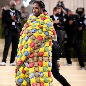 Irre: Trug A$AP Rocky bei Met Gala Tagesdecke einer Uroma?