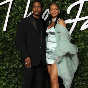 Im XXL-Jeans-Look: Versteckt Rihanna hier ihre Kurven?