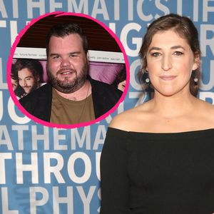"The Big Bang Theory"-Mayim zollt Ash Christian (†) Tribut