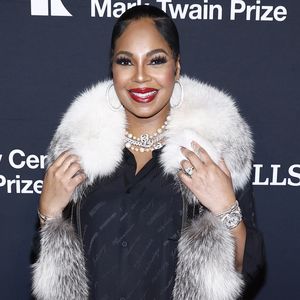 So glücklich präsentiert schwangere Ashanti ihren Babybauch