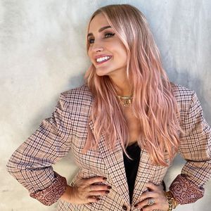Neuer Look: Ashlee Simpson hat jetzt rosafarbene Strähnchen