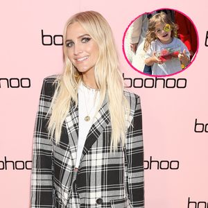 Ashlee Simpson teilt süßes Pic von Sohn Ziggy im Erdbeerfeld