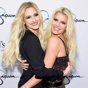 Blondie-Twins? Angelina Kirsch sieht aus wie Jessica Simpson