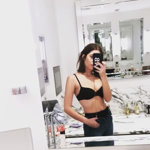 Heißer Anblick: Ashley Benson posiert auf Foto im BH!