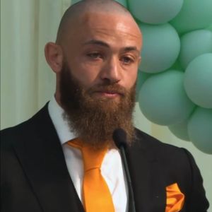 Emotionaler Clip: Ashley Cain sang auf Azaylias Beerdigung