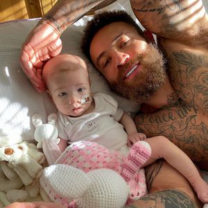 Zurück in Klinik: Ashley Cains todkrankes Baby weint Blut