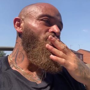 Herzzerreißend: Ashley Cain singt Lied am Grab seines Babys