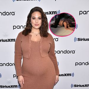 Schwanger-Stretching: Ashley Graham dehnt sich mit XL-Bauch