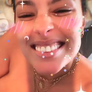 Ashley Graham filmt splitterfasernackt ihren Babybauch!