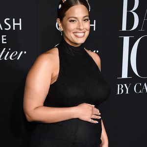 In Body-Kleid: So hot setzt Ashley Graham Babybauch in Szene