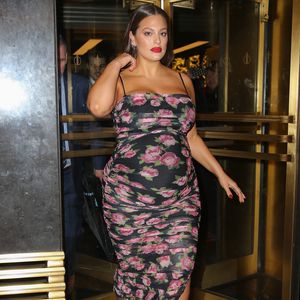 Ashley Graham zeigt Mega-Kurven bei relaxtem Schwanger-Tanz