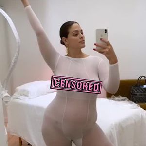 Durchsichtiger Anzug: Ashley Graham beim Schwanger-Termin