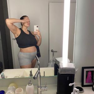 Ehrliches Pic: Neu-Mama Ashley Graham posiert in Mama-Windel